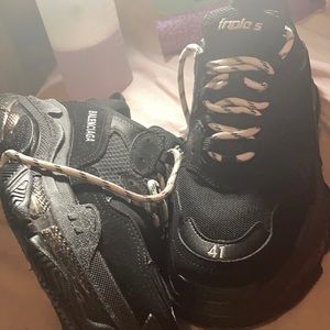 Triple s black balenciagas size 9.5,10 In women’s